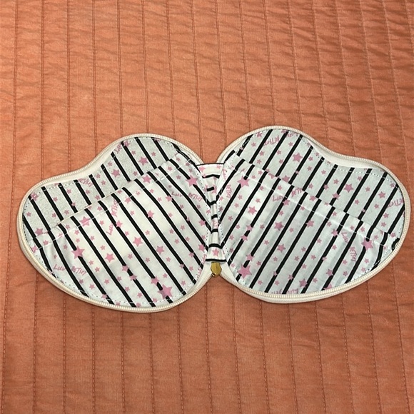 BETSEY JOHNSON LUV HEART SHAPE CLUTCH PURSE - Picture 3 of 11